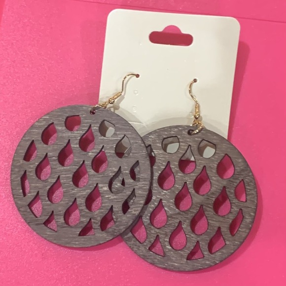 Jewelry - Brown Wood Round Drop Earrings New Teardrop Cutouts Gold Tone Fishhook Light